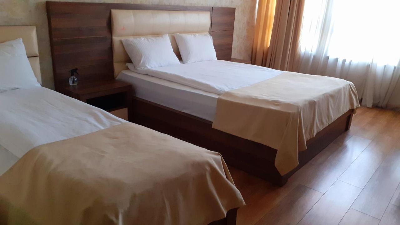 Hotel Lile Tbilisi Buitenkant foto
