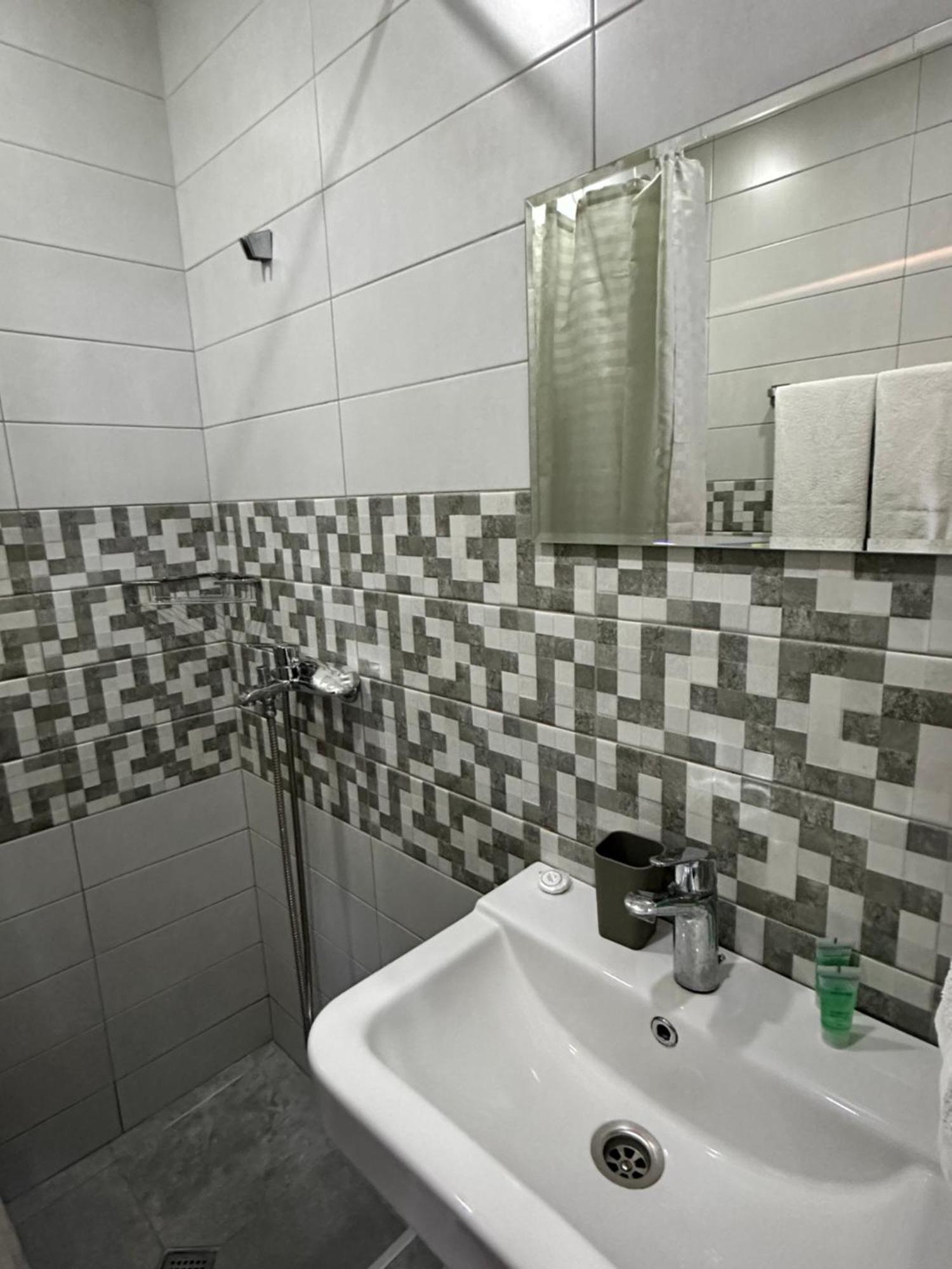Hotel Lile Tbilisi Buitenkant foto