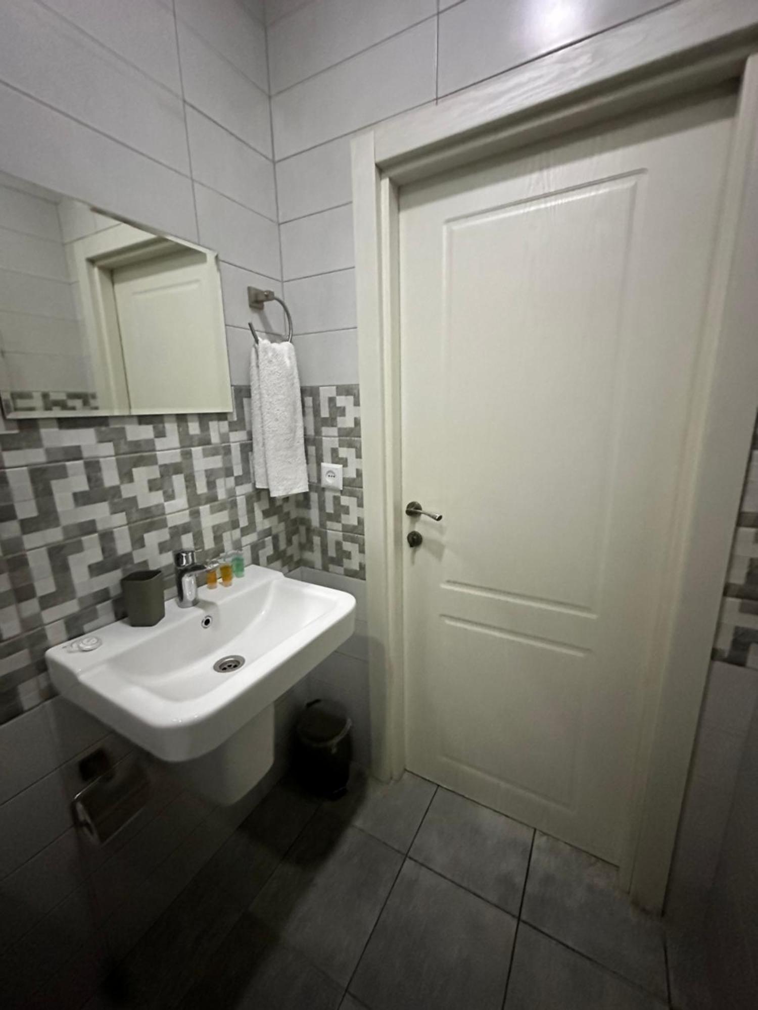 Hotel Lile Tbilisi Buitenkant foto